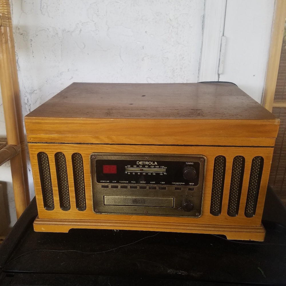 Retro Detrola Wooden  Record Player  CD AM/FM and